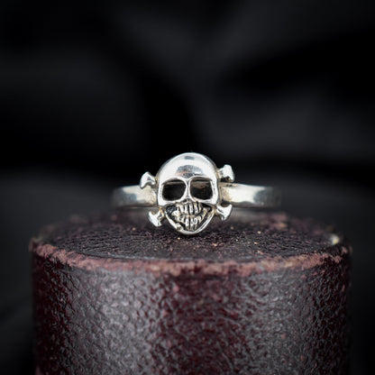 Vintage Sterling Silver Skull and Crossbones Ring