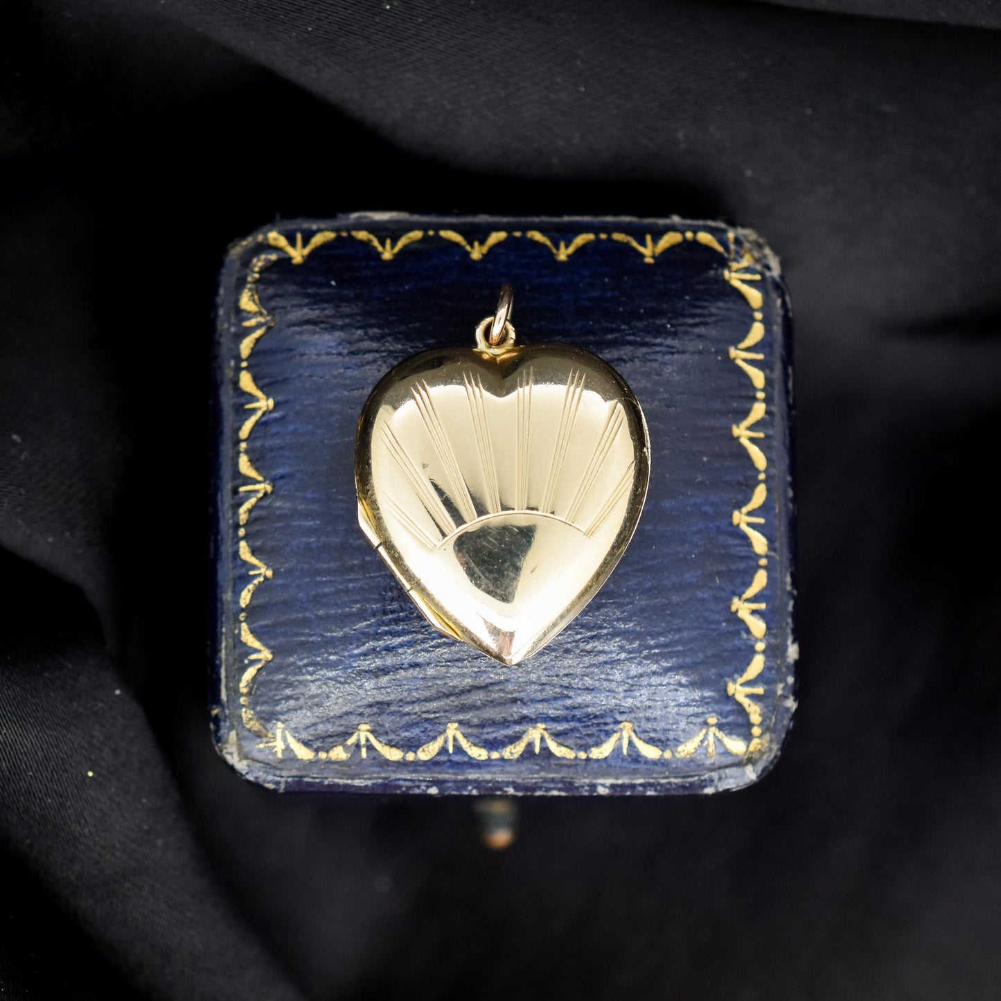 Vintage 9ct Yellow Gold Patterned Puffy Heart Locket Pendant
