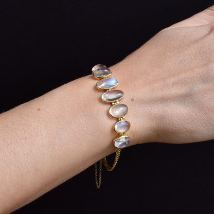Antique 18ct Gold Graduating Moonstone Bracelet | 10.27ct