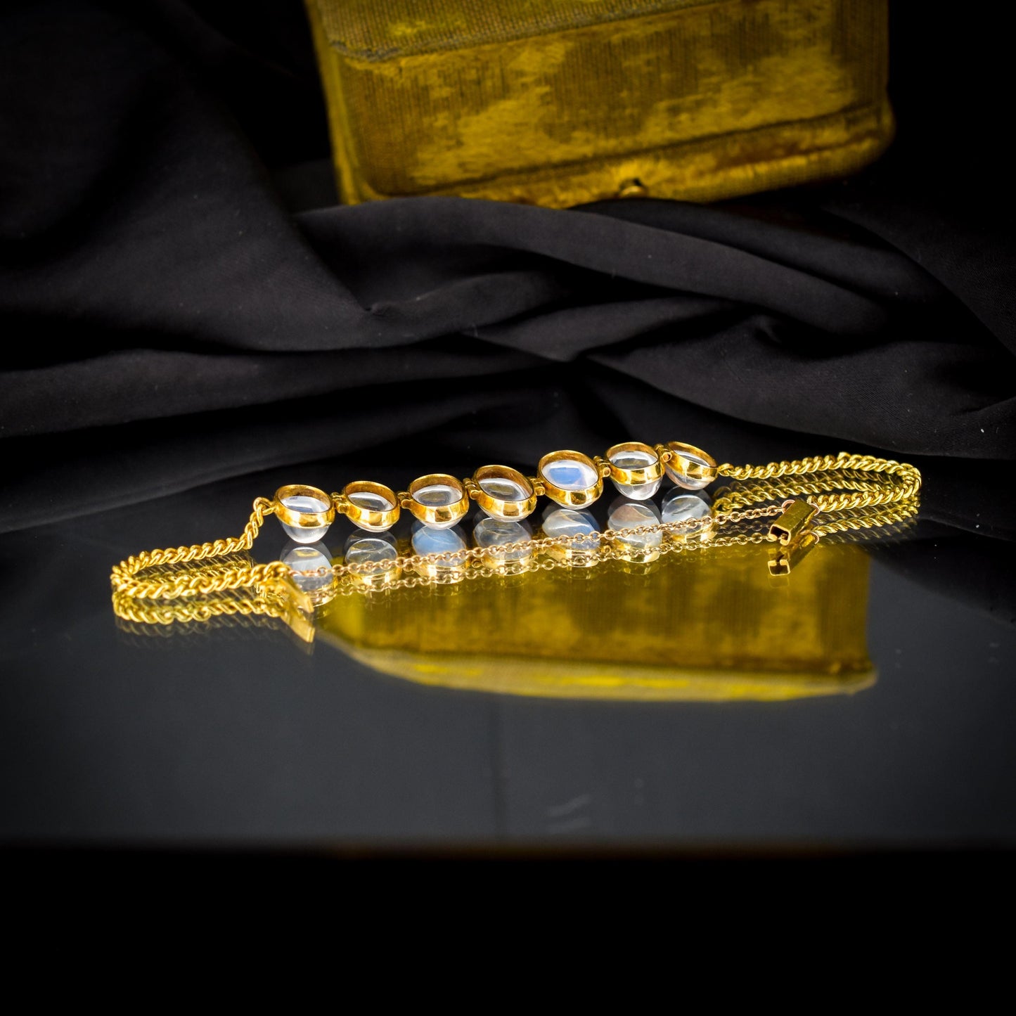 Antique 18ct Gold Graduating Moonstone Bracelet | 10.27ct