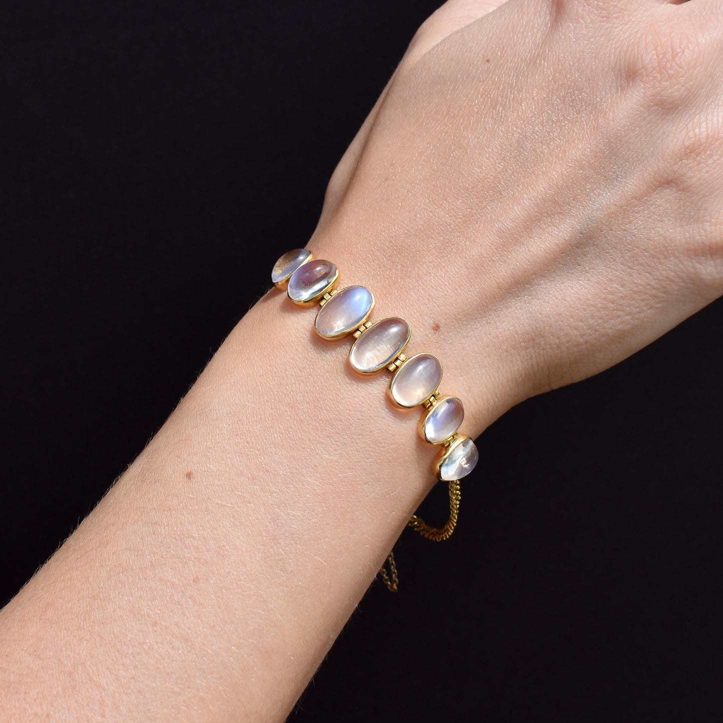 Antique 18ct Gold Graduating Moonstone Bracelet | 10.27ct