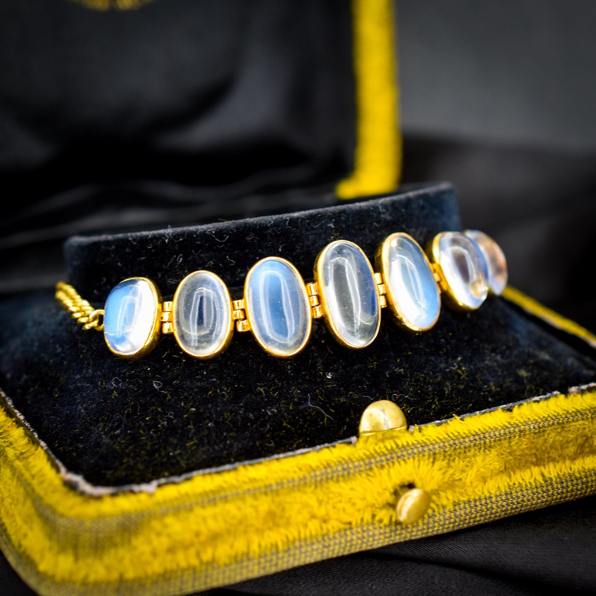Antique 18ct Gold Graduating Moonstone Bracelet | 10.27ct