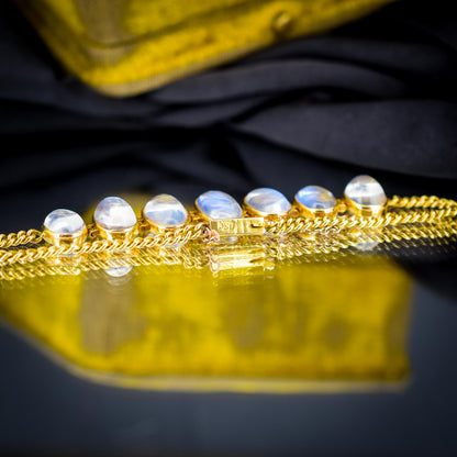 Antique 18ct Gold Graduating Moonstone Bracelet | 10.27ct