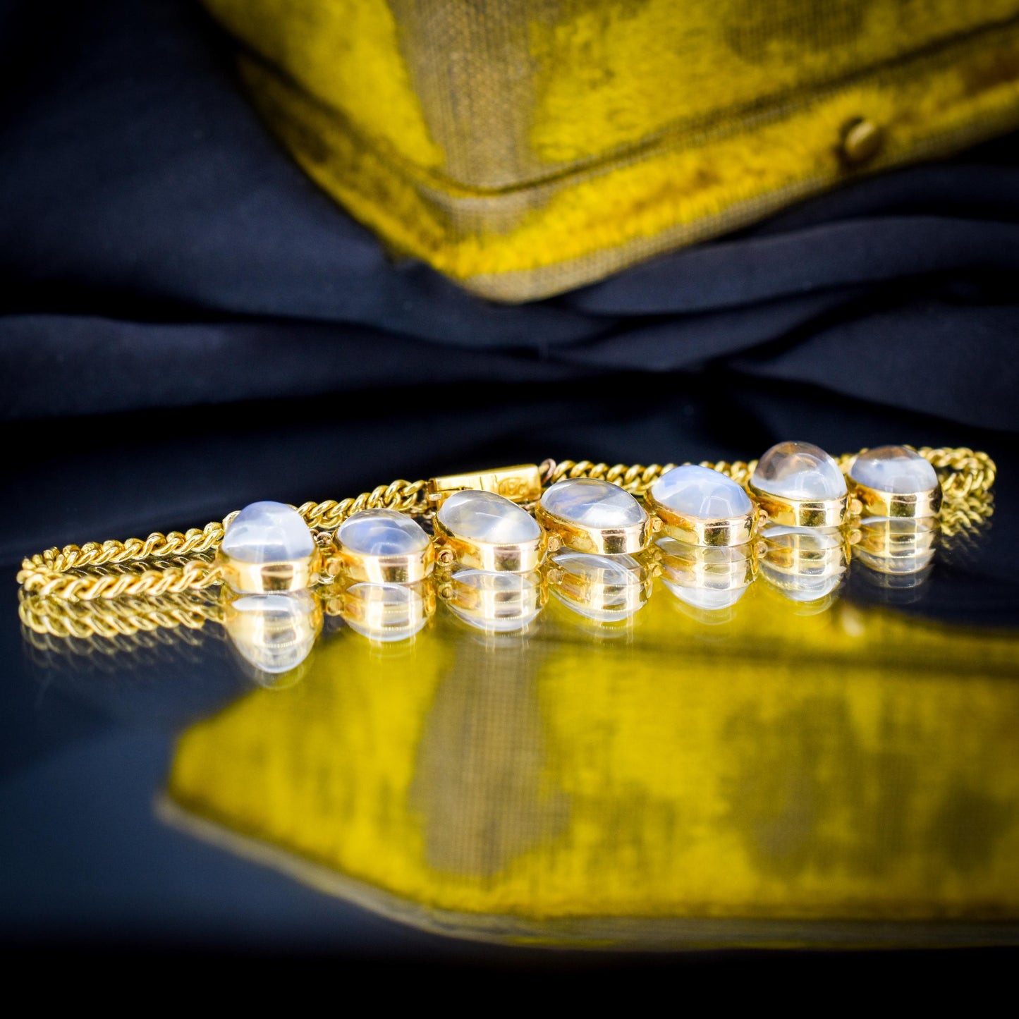 Antique 18ct Gold Graduating Moonstone Bracelet | 10.27ct