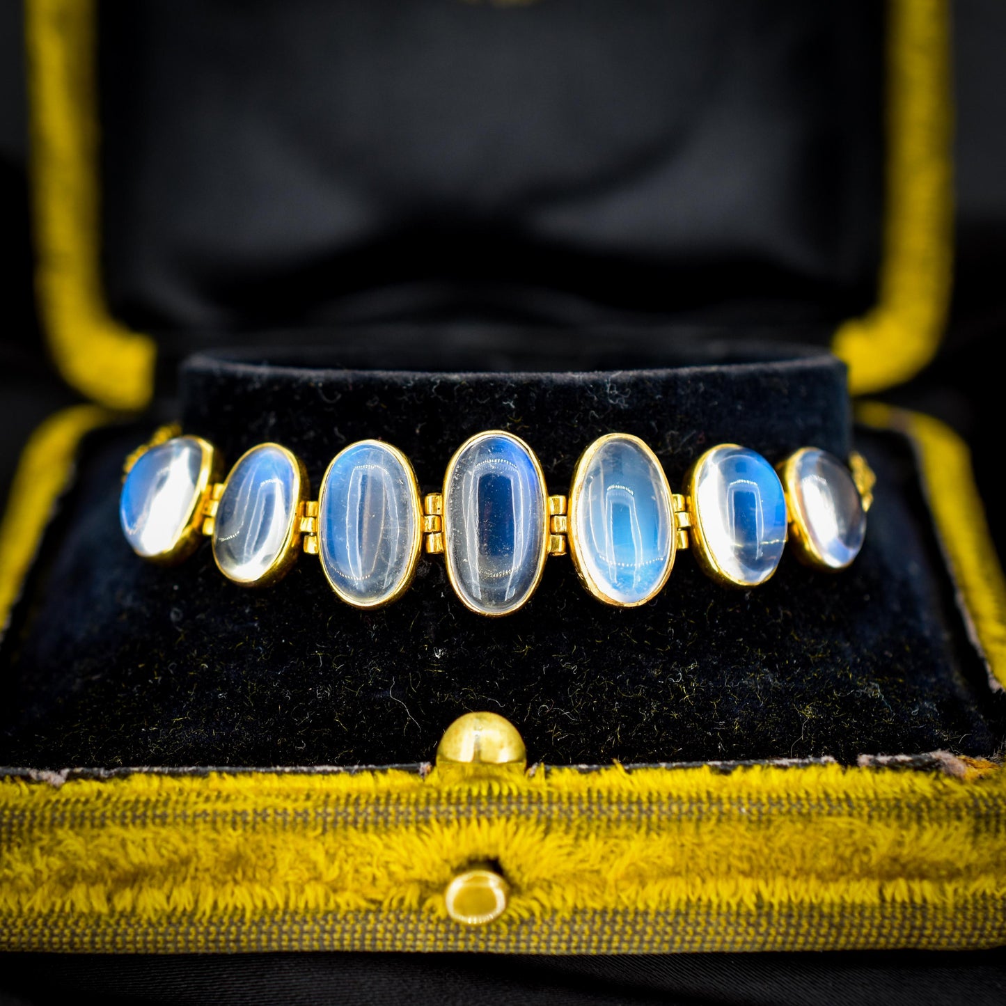 Antique 18ct Gold Graduating Moonstone Bracelet | 10.27ct