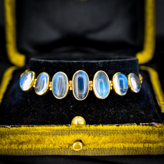 Antique 18ct Gold Graduating Moonstone Bracelet | 10.27ct