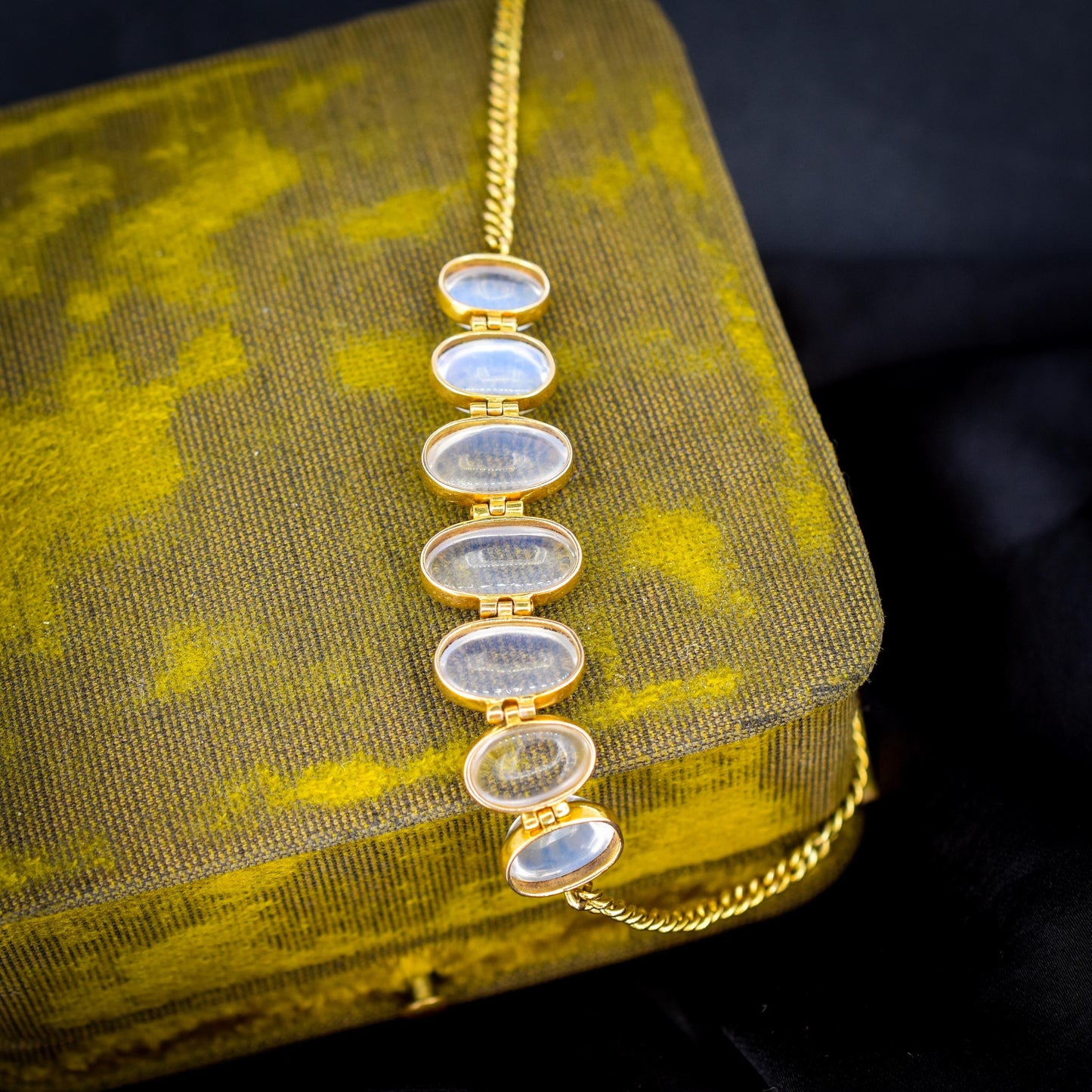 Antique 18ct Gold Graduating Moonstone Bracelet | 10.27ct