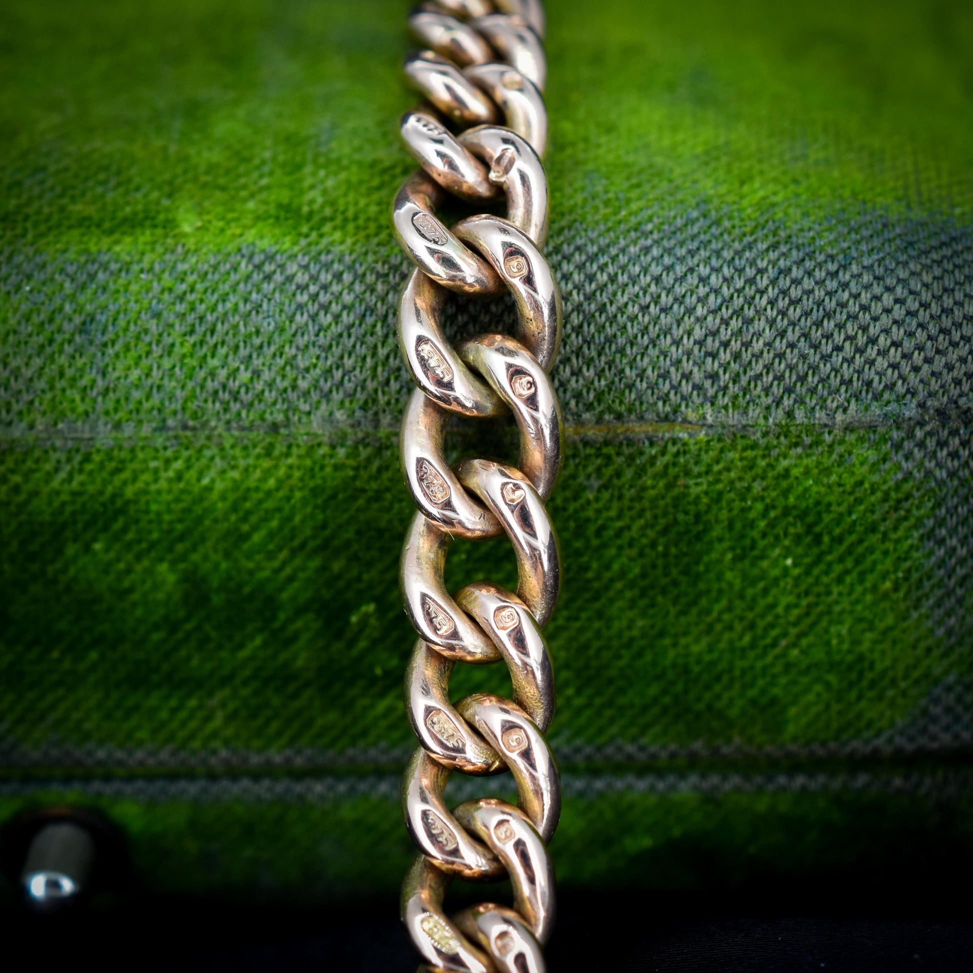 Antique Graduated Curb 9ct Gold Bracelet with Dog Clip and T-bar Drop | 8.25"
