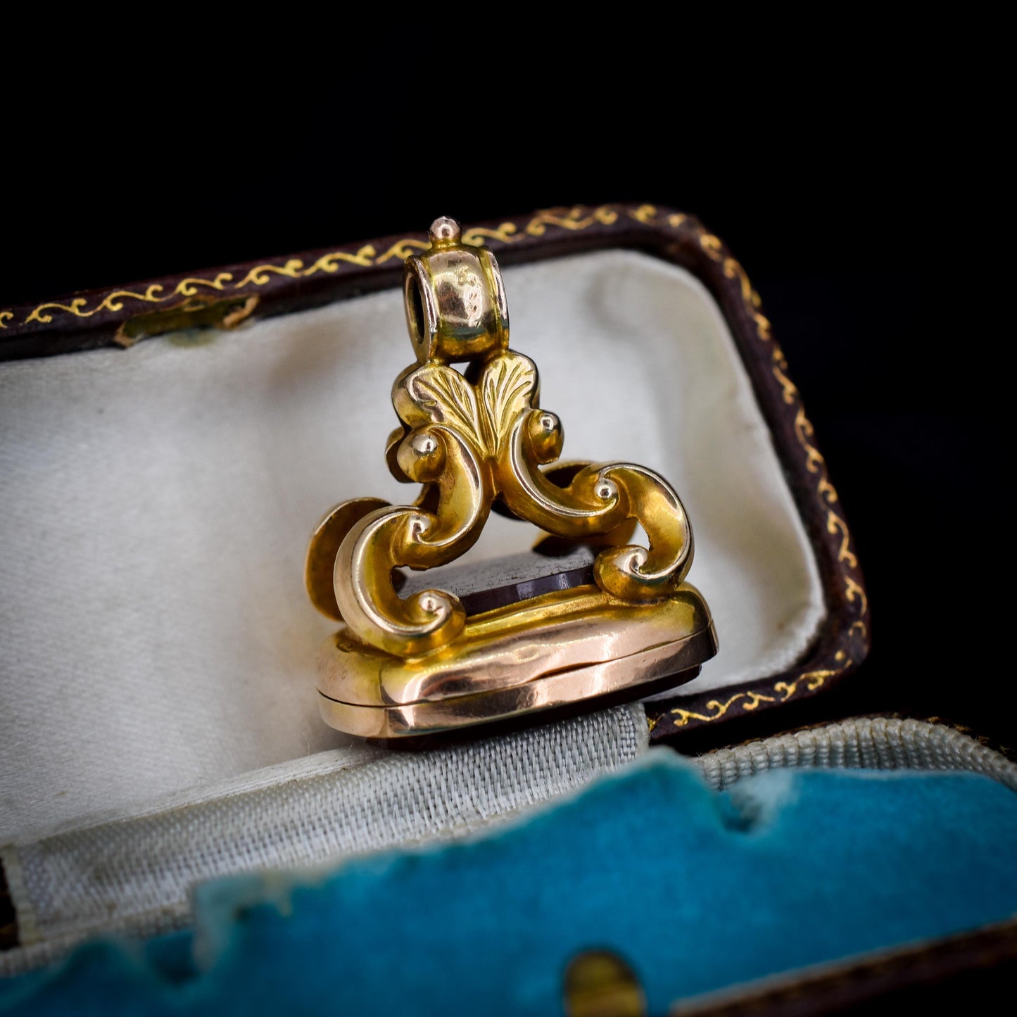 Antique 'HONORE ET VIRTUTE' Agate 9ct Gold Locket Fob | Dated 1913