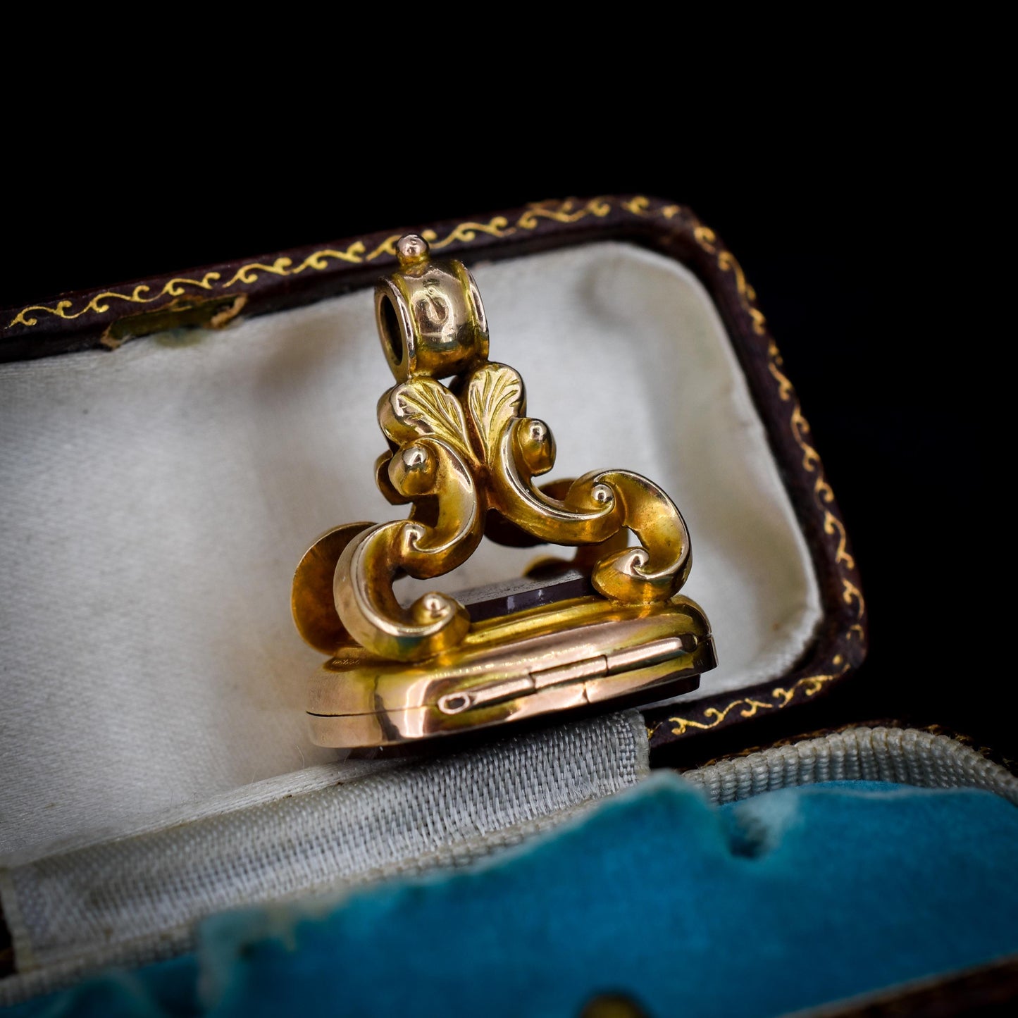 Antique 'HONORE ET VIRTUTE' Agate 9ct Gold Locket Fob | Dated 1913