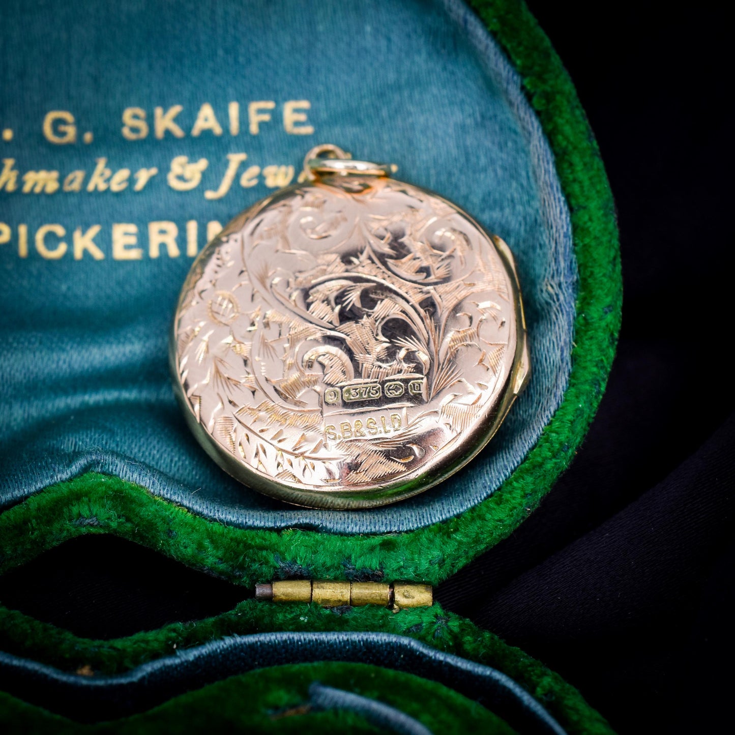 Antique 9ct Gold Engraved Round Fancy Locket | Birmingham 1919