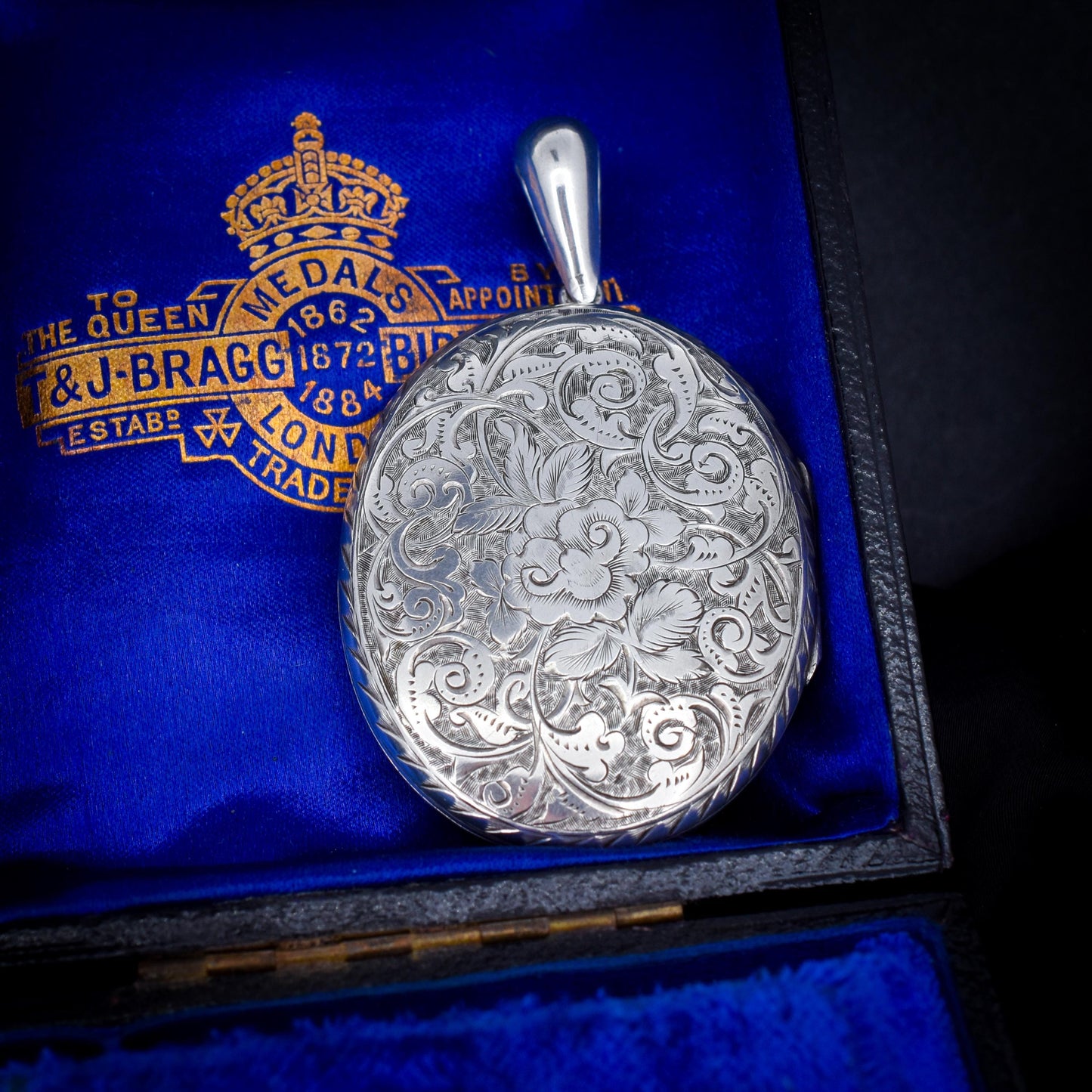 Antique Victorian Sterling Silver Oval Engraved Photo Locket Pendant