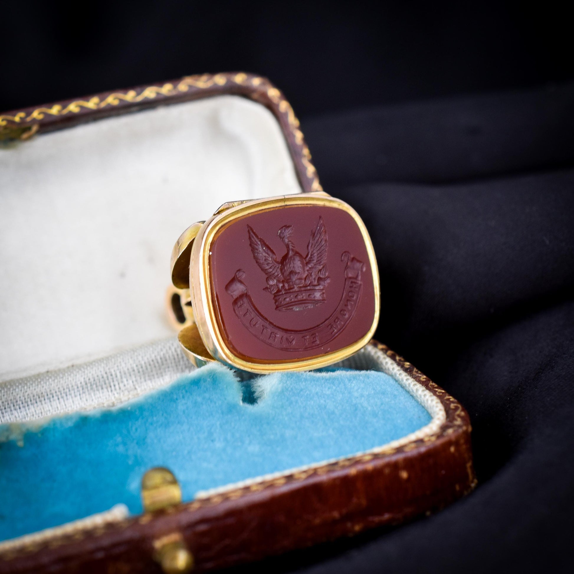 Antique 'HONORE ET VIRTUTE' Agate 9ct Gold Locket Fob | Dated 1913