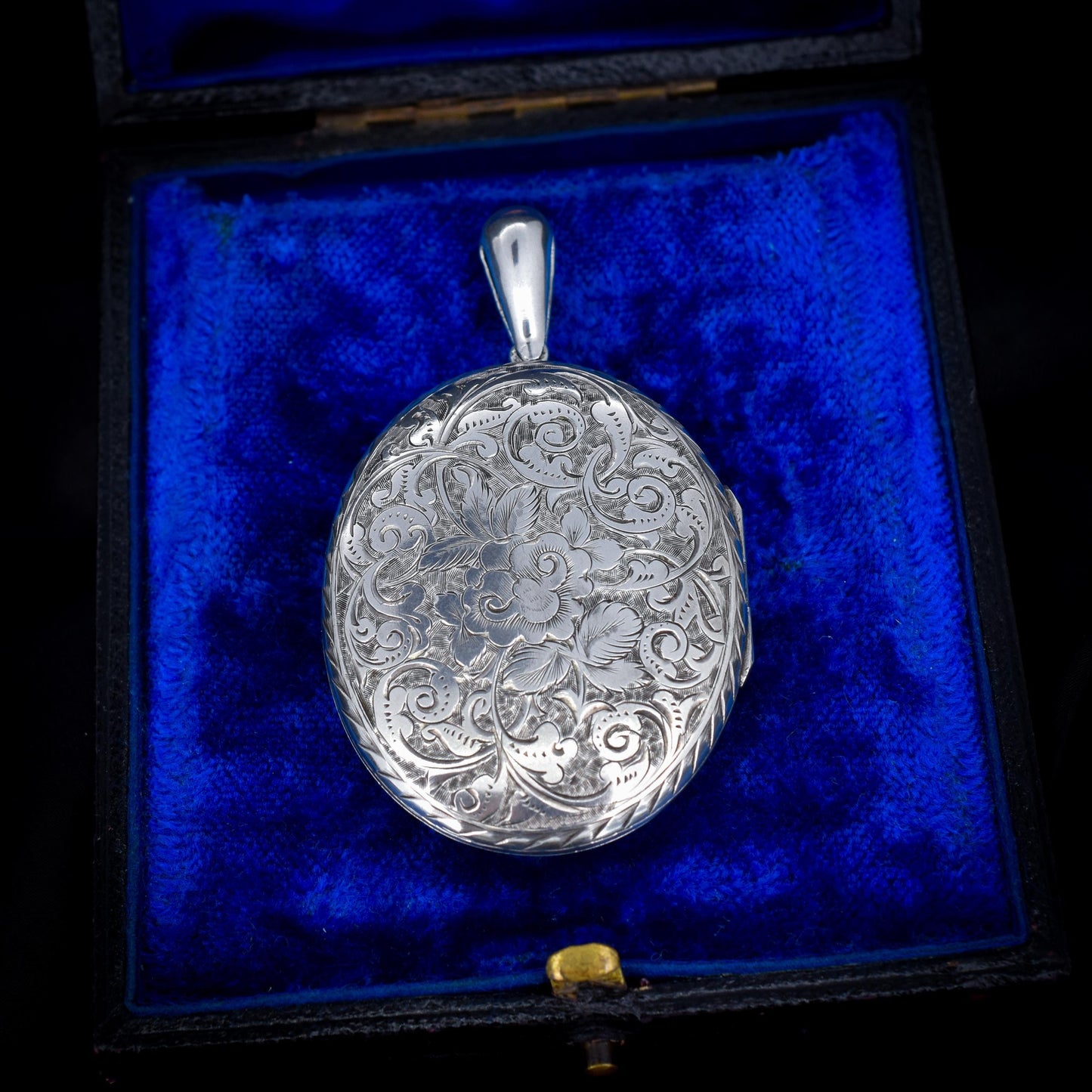 Antique Victorian Sterling Silver Oval Engraved Photo Locket Pendant