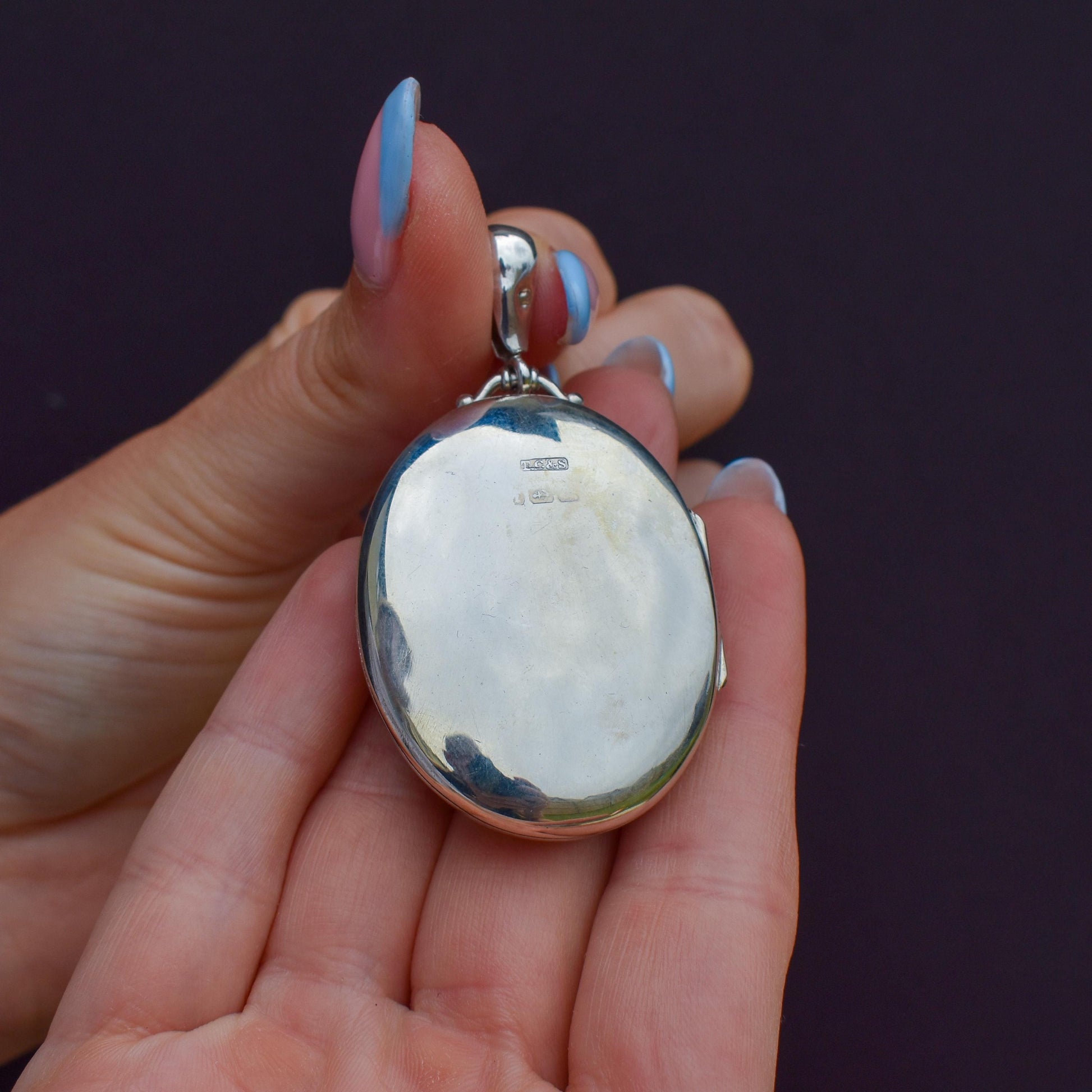 Antique Victorian Sterling Silver Oval Ivy Engraved Photo Locket Pendant