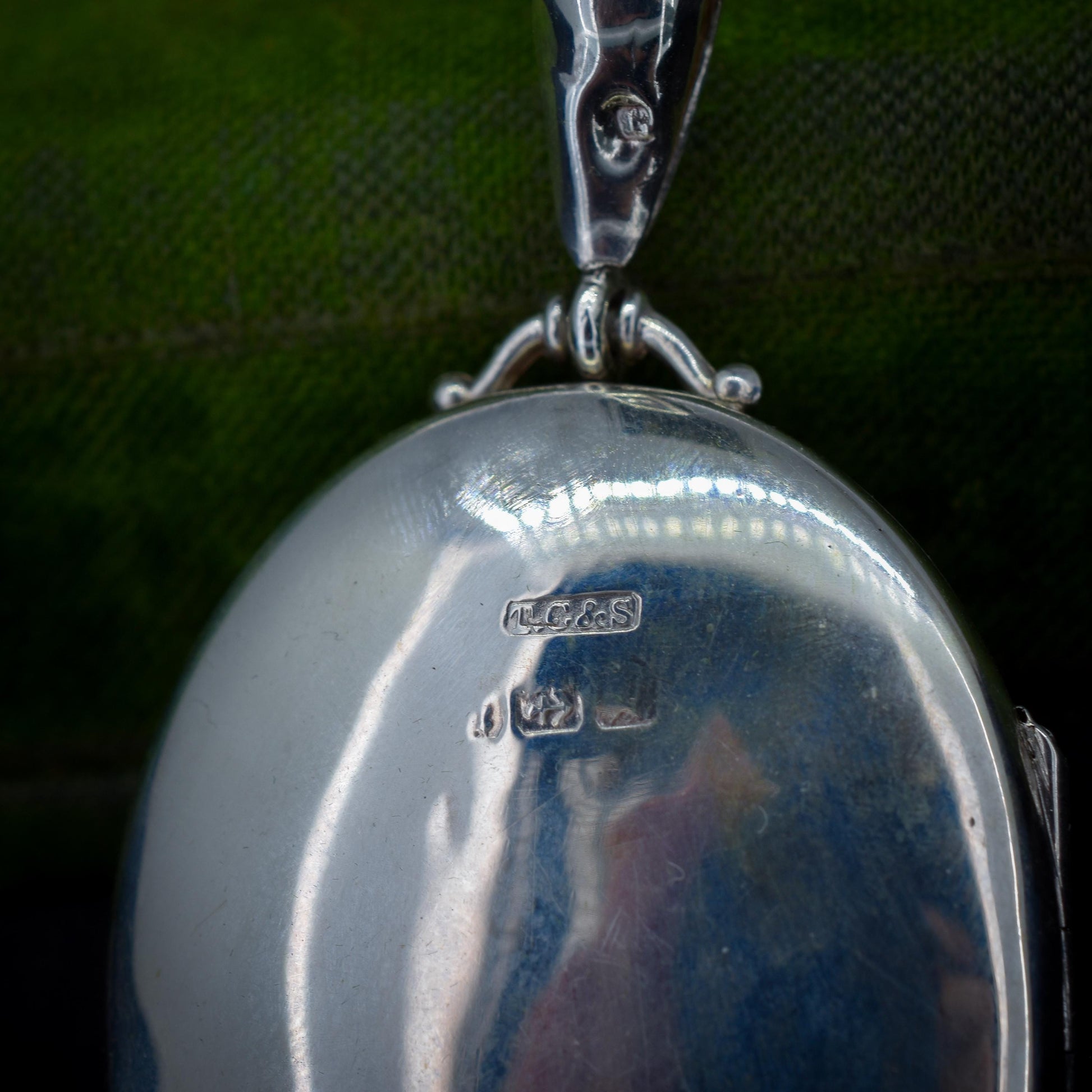 Antique Victorian Sterling Silver Oval Ivy Engraved Photo Locket Pendant