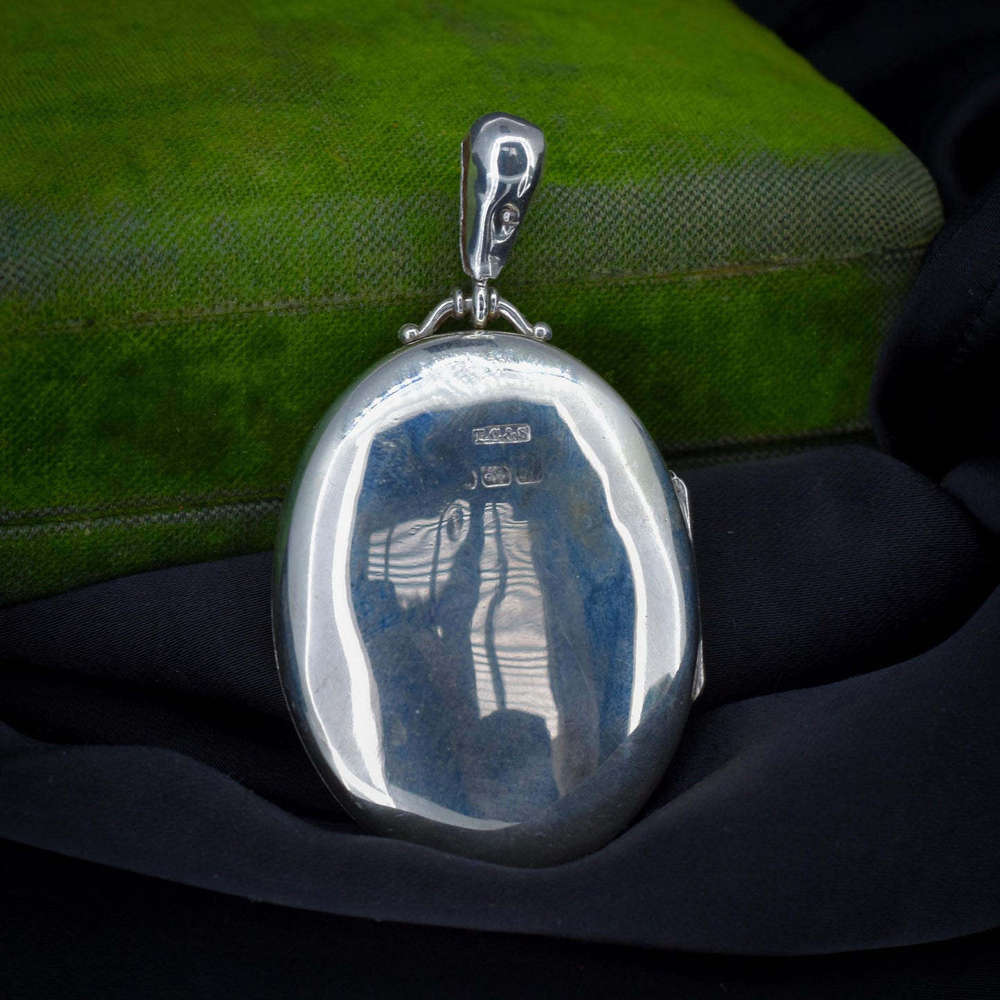Antique Victorian Sterling Silver Oval Ivy Engraved Photo Locket Pendant