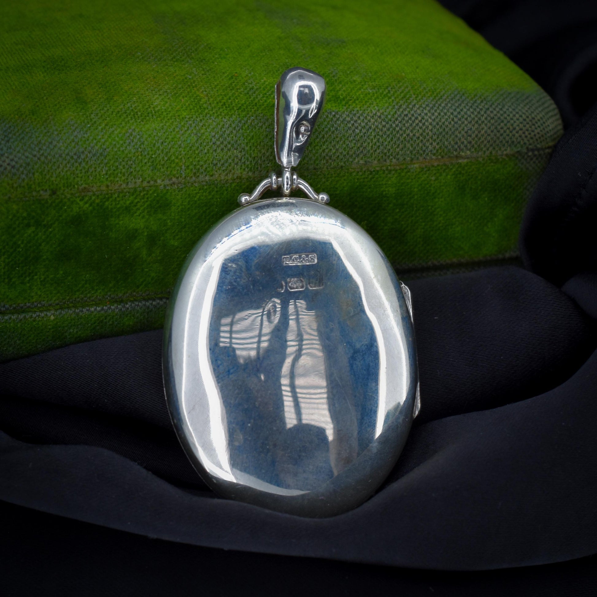 Antique Victorian Sterling Silver Oval Ivy Engraved Photo Locket Pendant