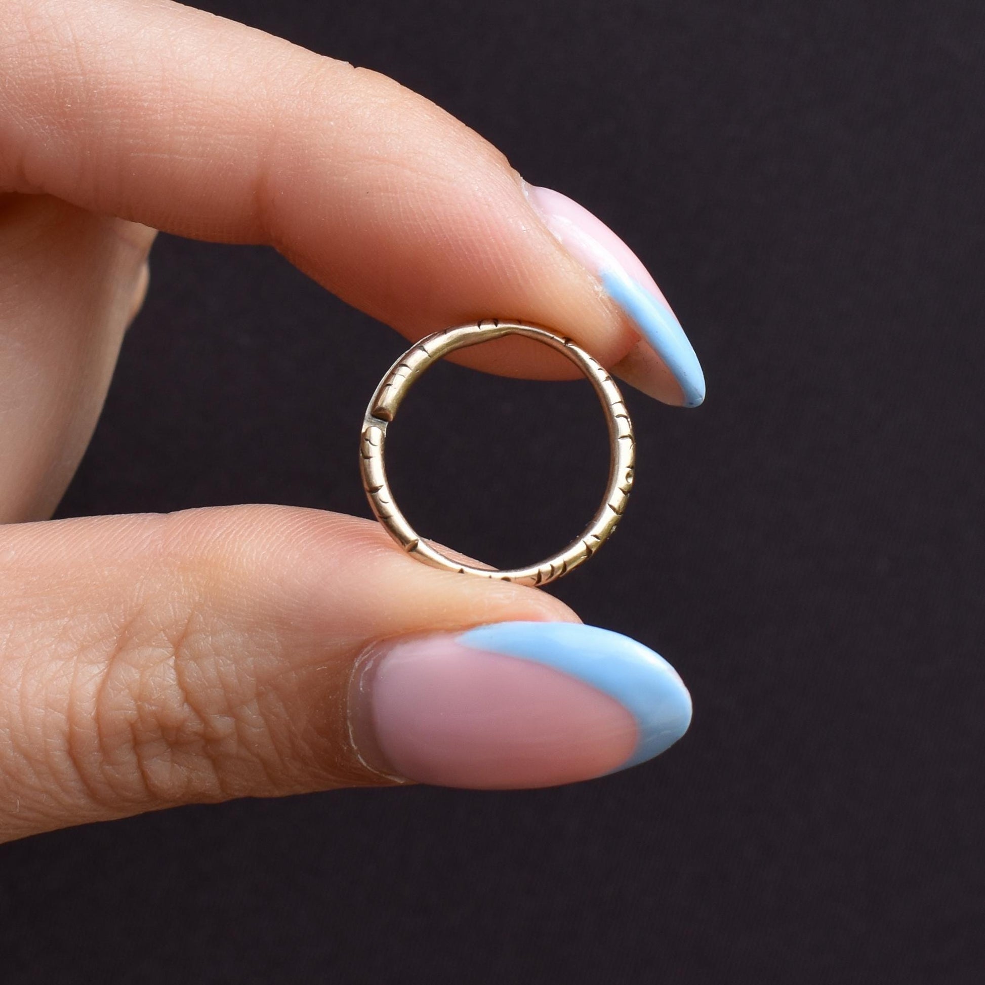 Antique 9ct Gold Engraved Split Ring, 17mm