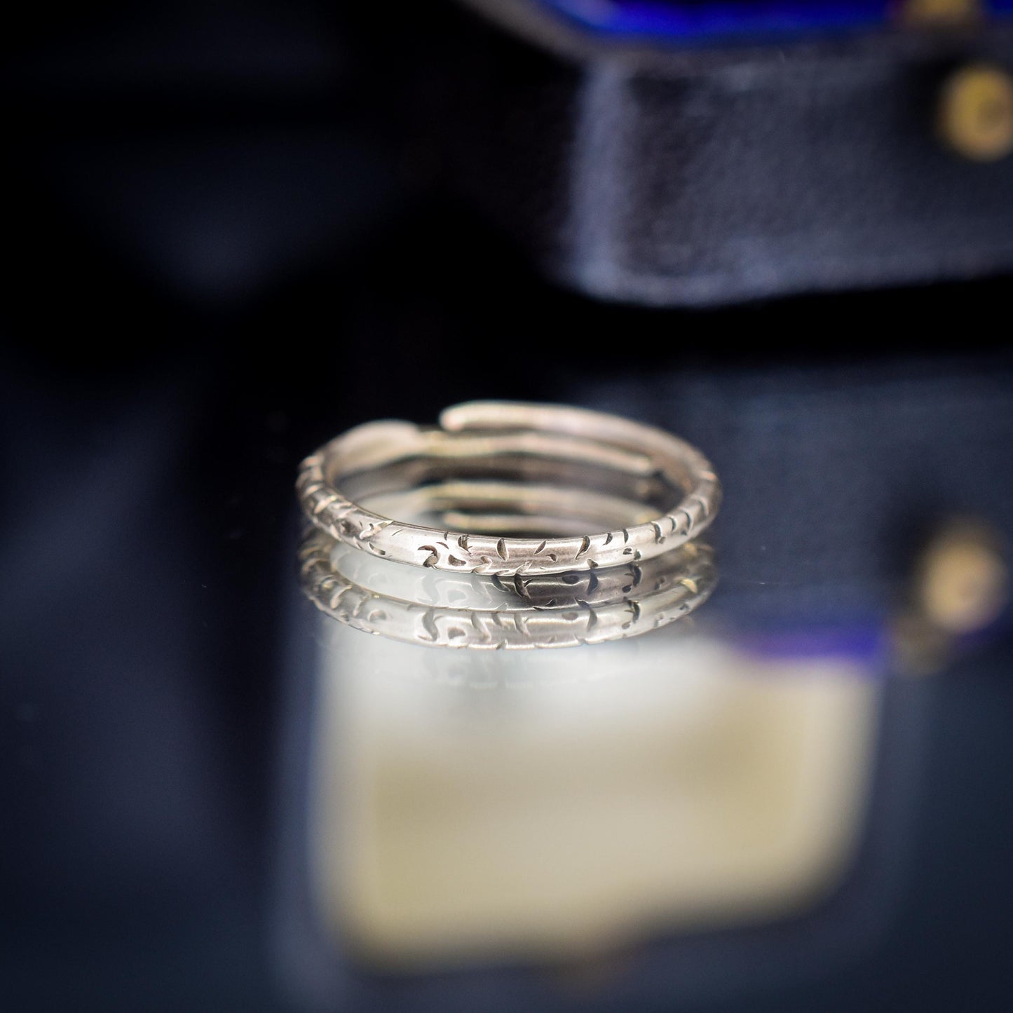 Antique 9ct Gold Engraved Split Ring, 17mm