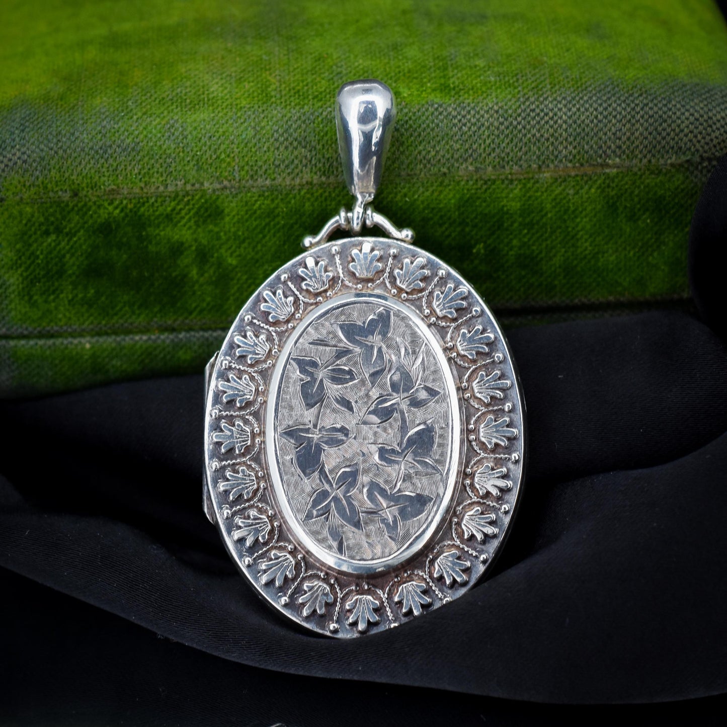 Antique Victorian Sterling Silver Oval Ivy Engraved Photo Locket Pendant