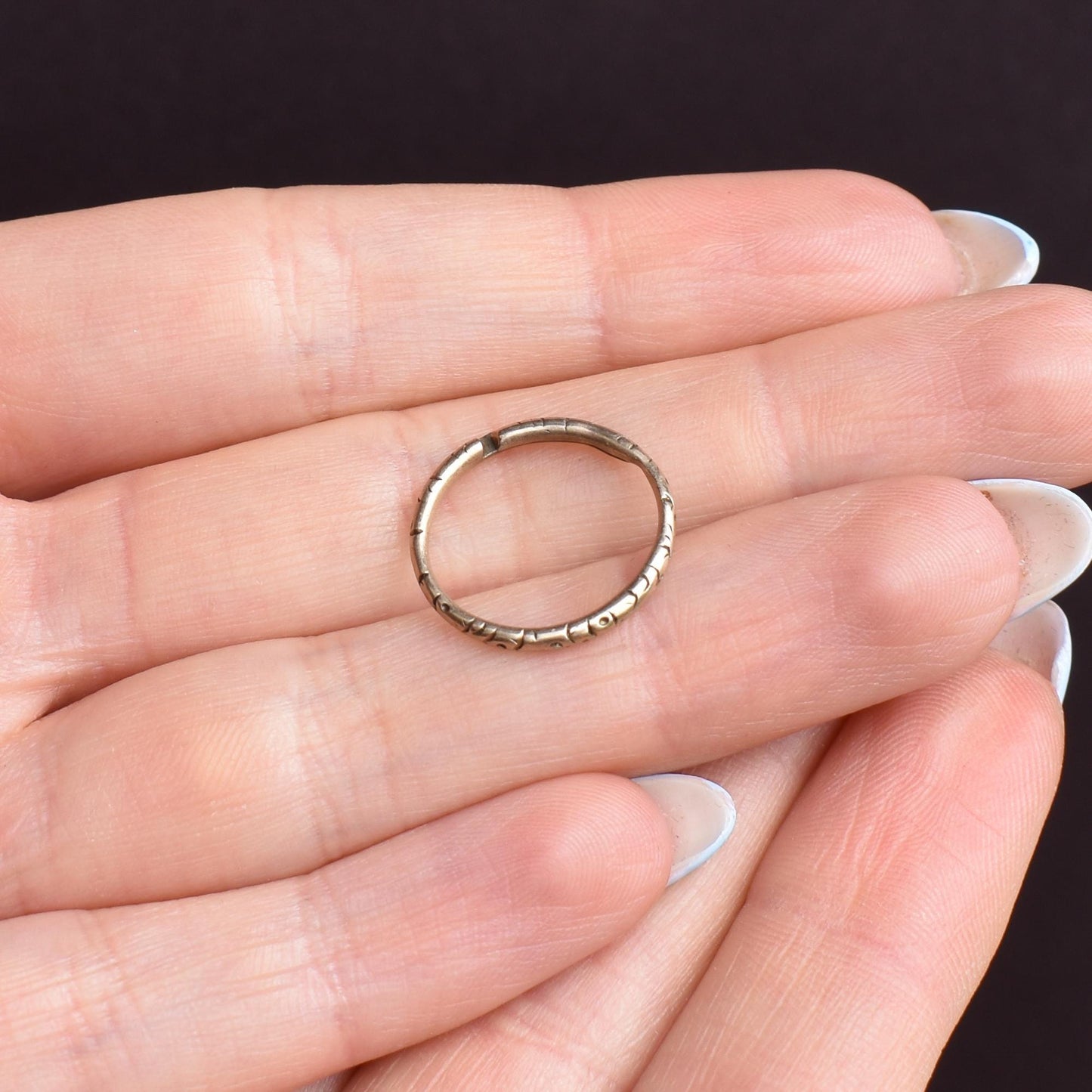 Antique 9ct Gold Engraved Split Ring, 17mm