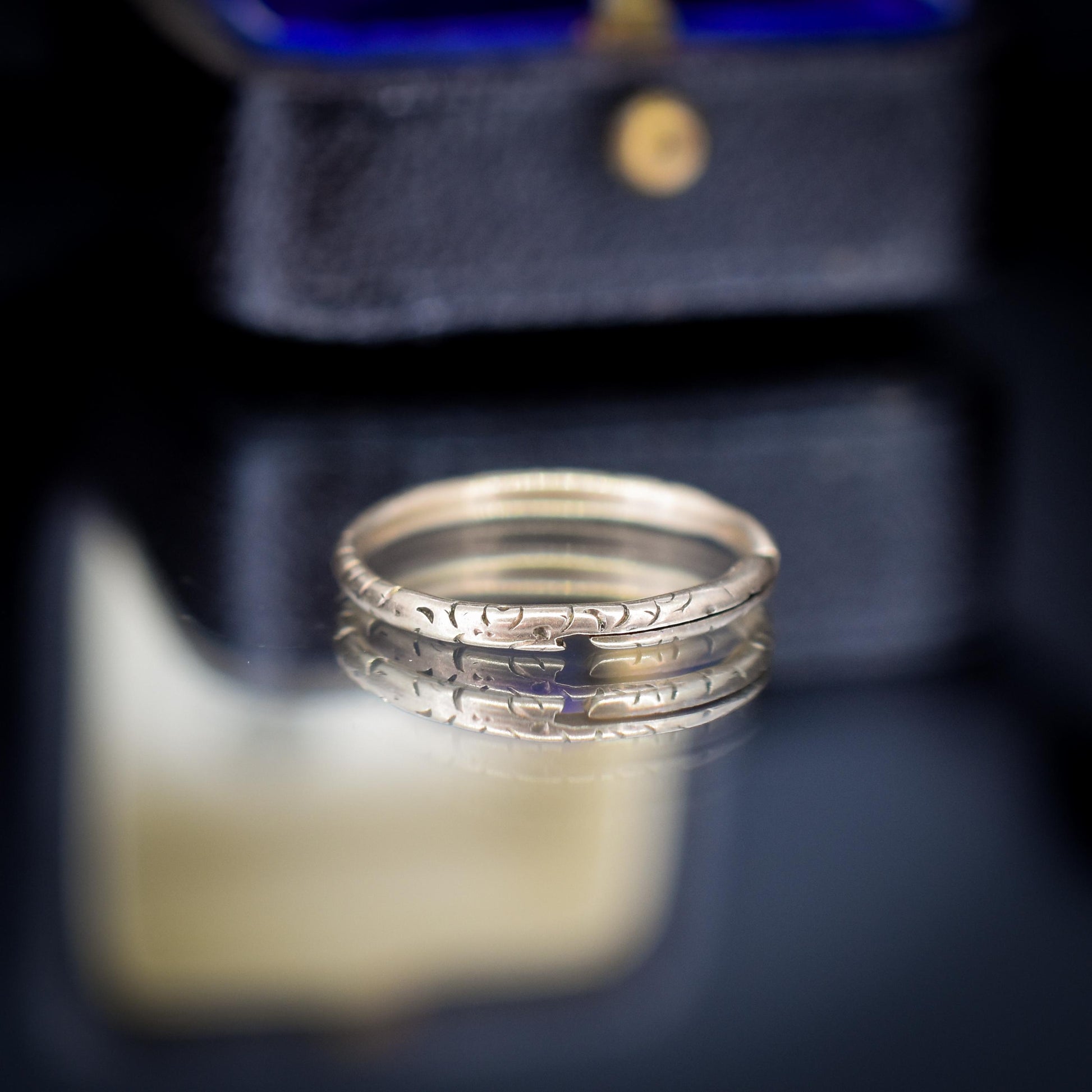 Antique 9ct Gold Engraved Split Ring, 17mm