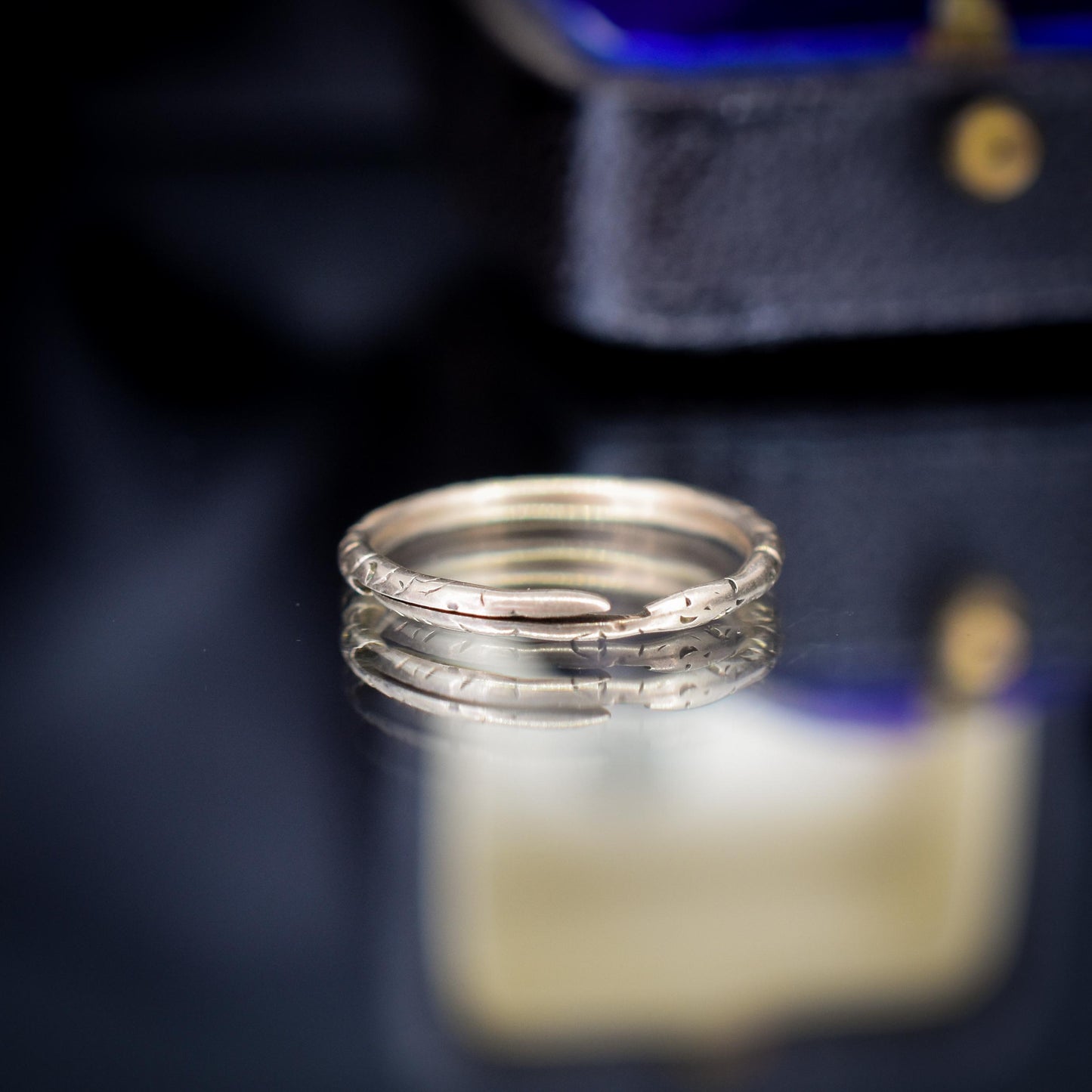 Antique 9ct Gold Engraved Split Ring, 17mm