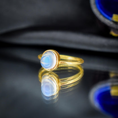 Antique Moonstone Round Cabochon 18ct Yellow Gold Ring