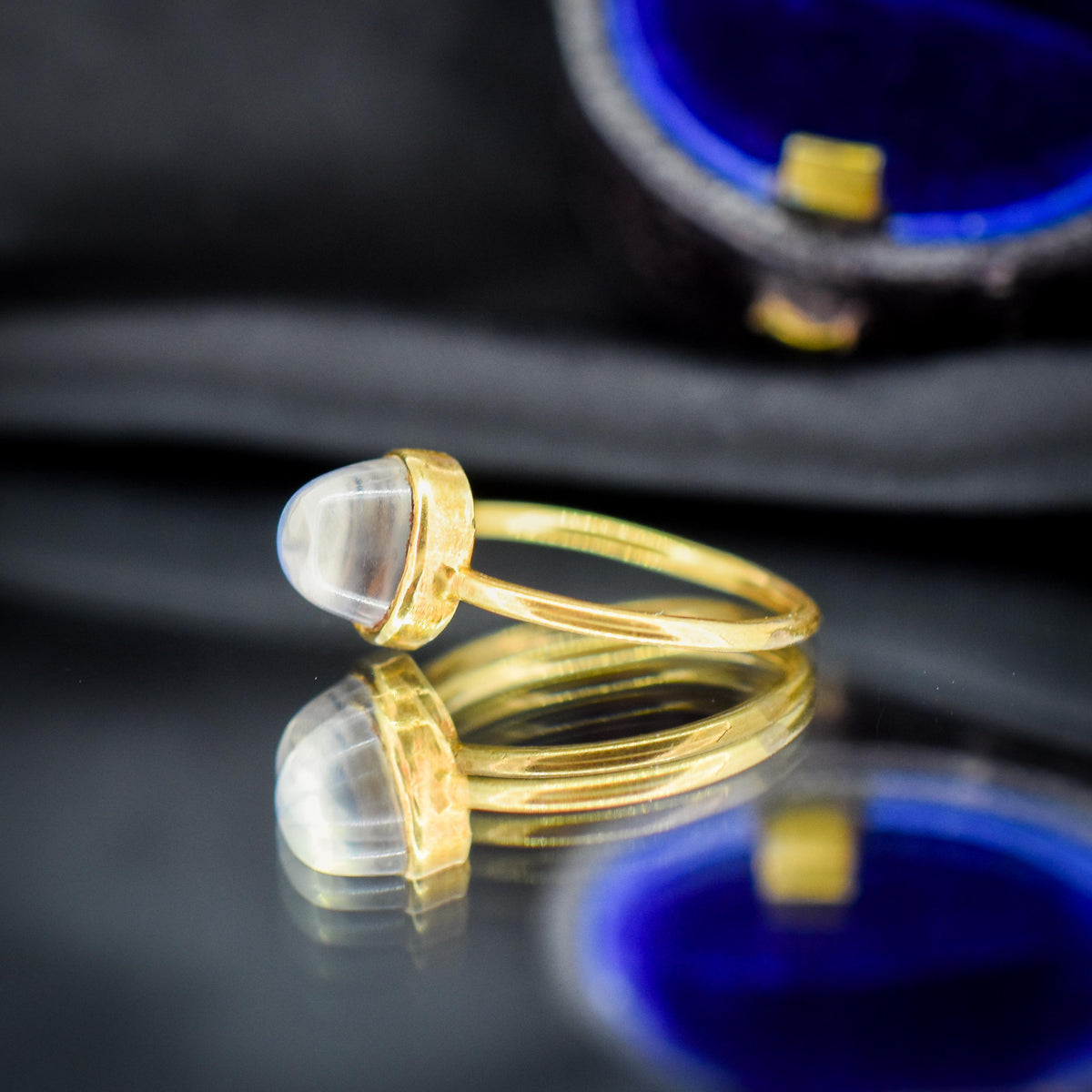 Antique Moonstone Round Cabochon 18ct Yellow Gold Ring
