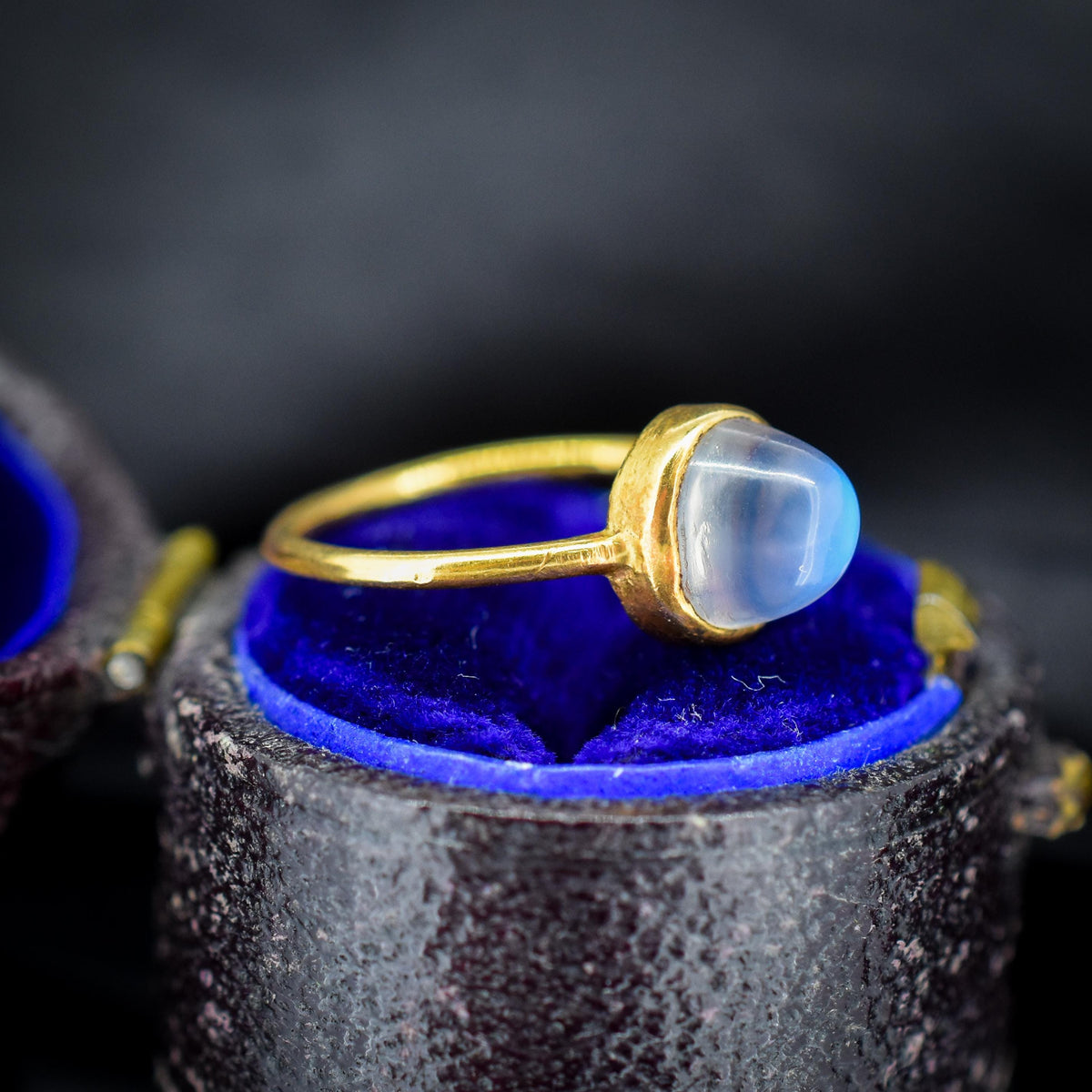 Antique Moonstone Round Cabochon 18ct Yellow Gold Ring