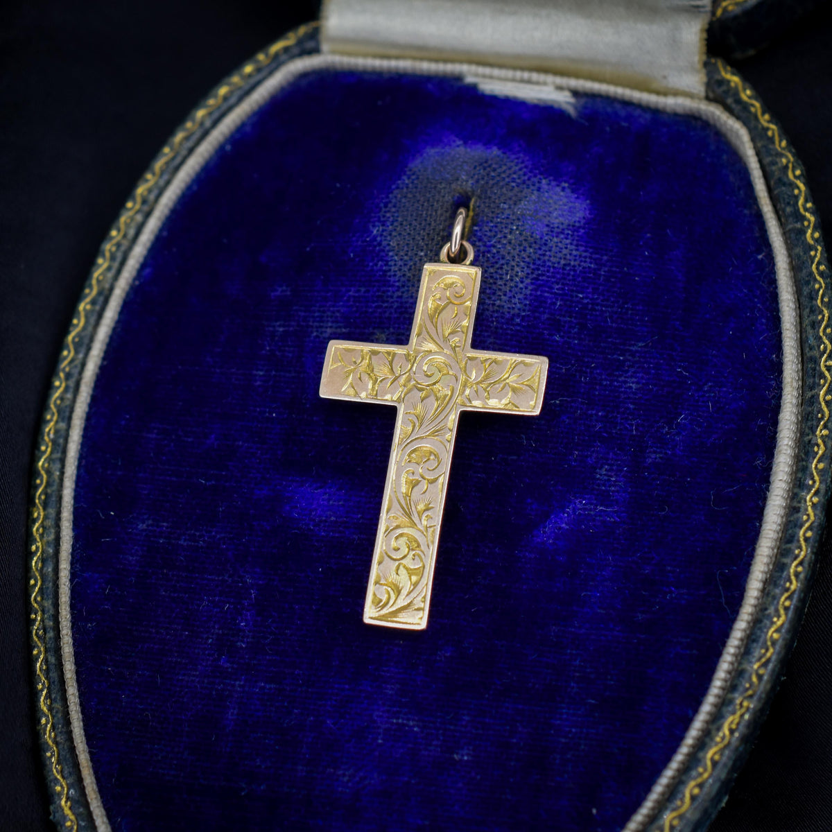 Antique Edwardian 9ct Gold Floral Ivy Engraved Cross Pendant