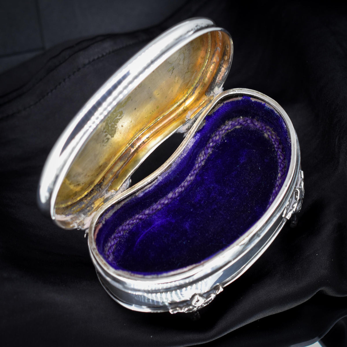 Antique London 1911 Hallmarked Sterling Silver Oval Lucky Bean Jewellery Trinket Box