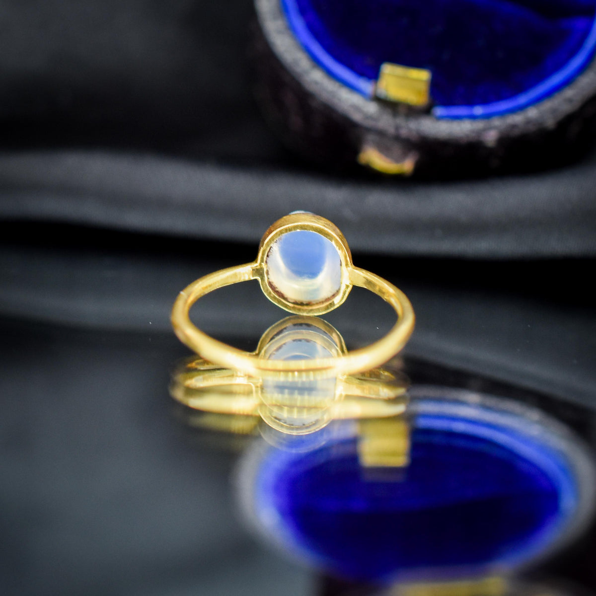 Antique Moonstone Round Cabochon 18ct Yellow Gold Ring