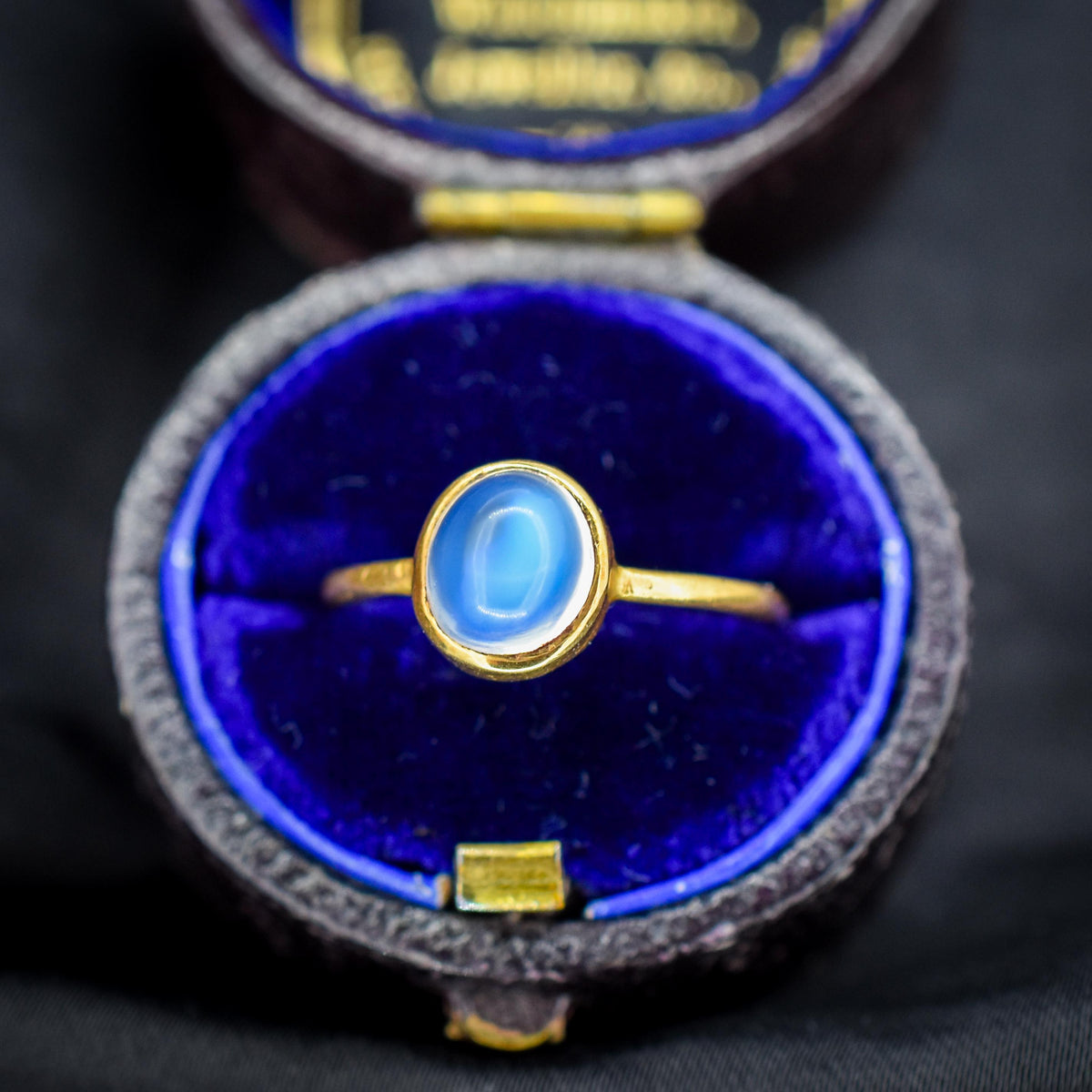 Antique Moonstone Round Cabochon 18ct Yellow Gold Ring