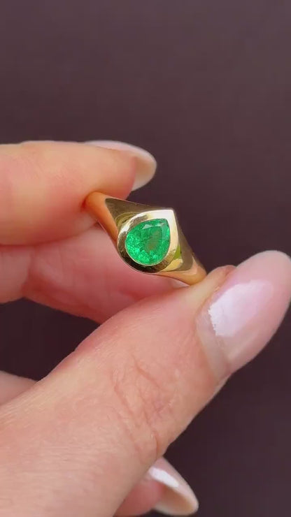 0.81ct Pear-cut Natural Emerald 18ct Gold Signet Gypsy Ring