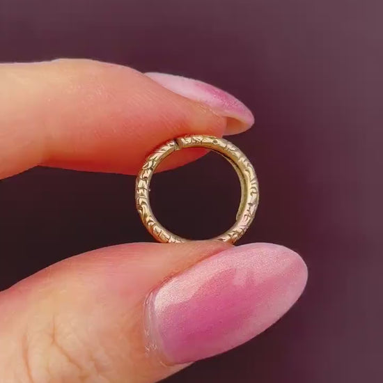 Antique Georgian 12ct Gold Engraved Split Ring, 15mm