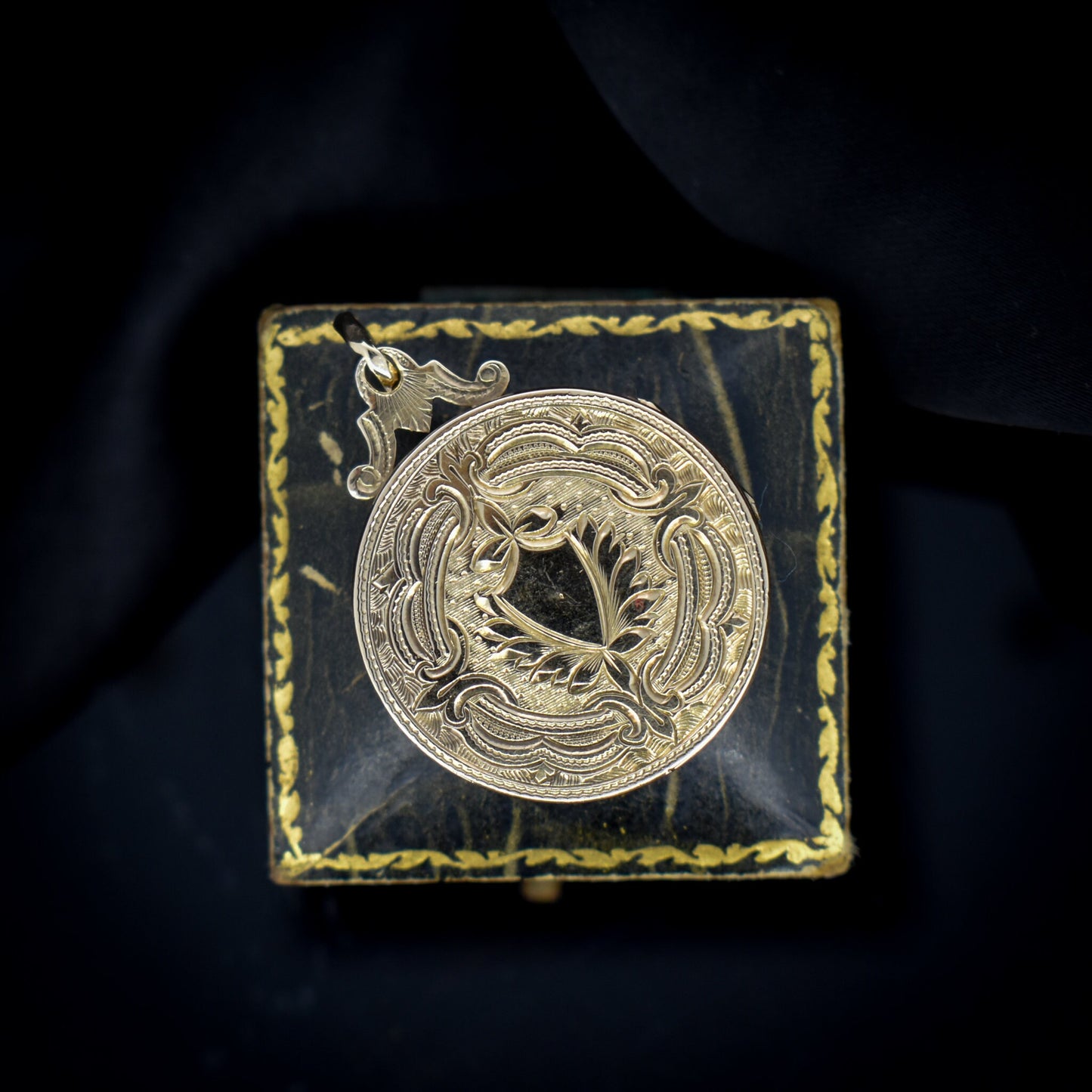 Antique 9ct 9K Gold Engraved Fancy Shield Round Circle Shield Locket Pendant