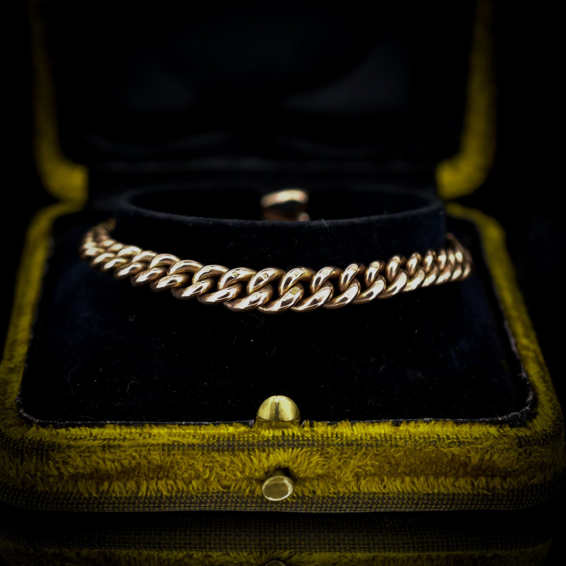 Antique Graduated Curb 9ct 9K Gold Bracelet with Dog Clip Fastener | 7"