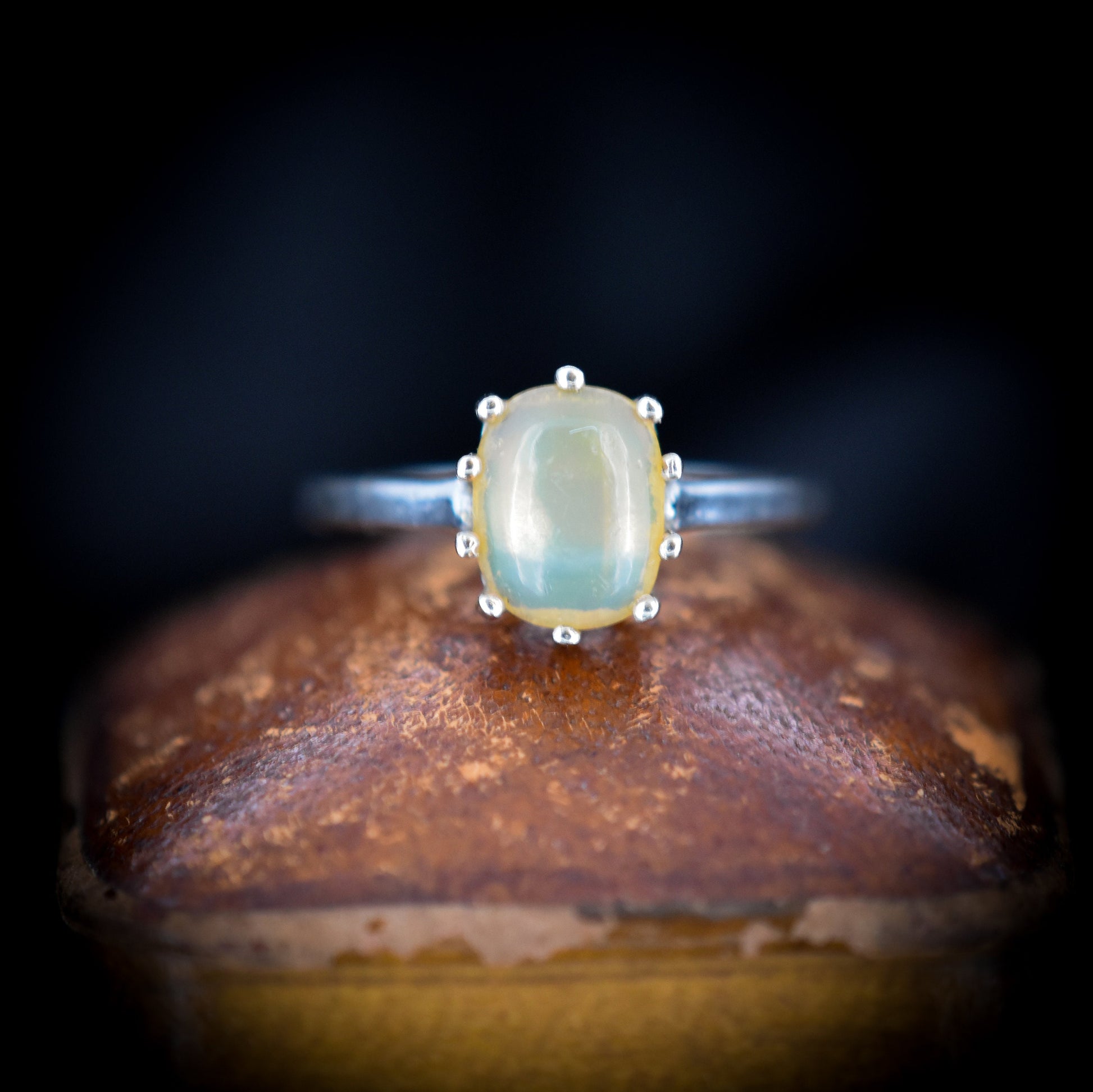 Pre-loved Jelly Opal Solitaire 9ct 9K White Gold Ring