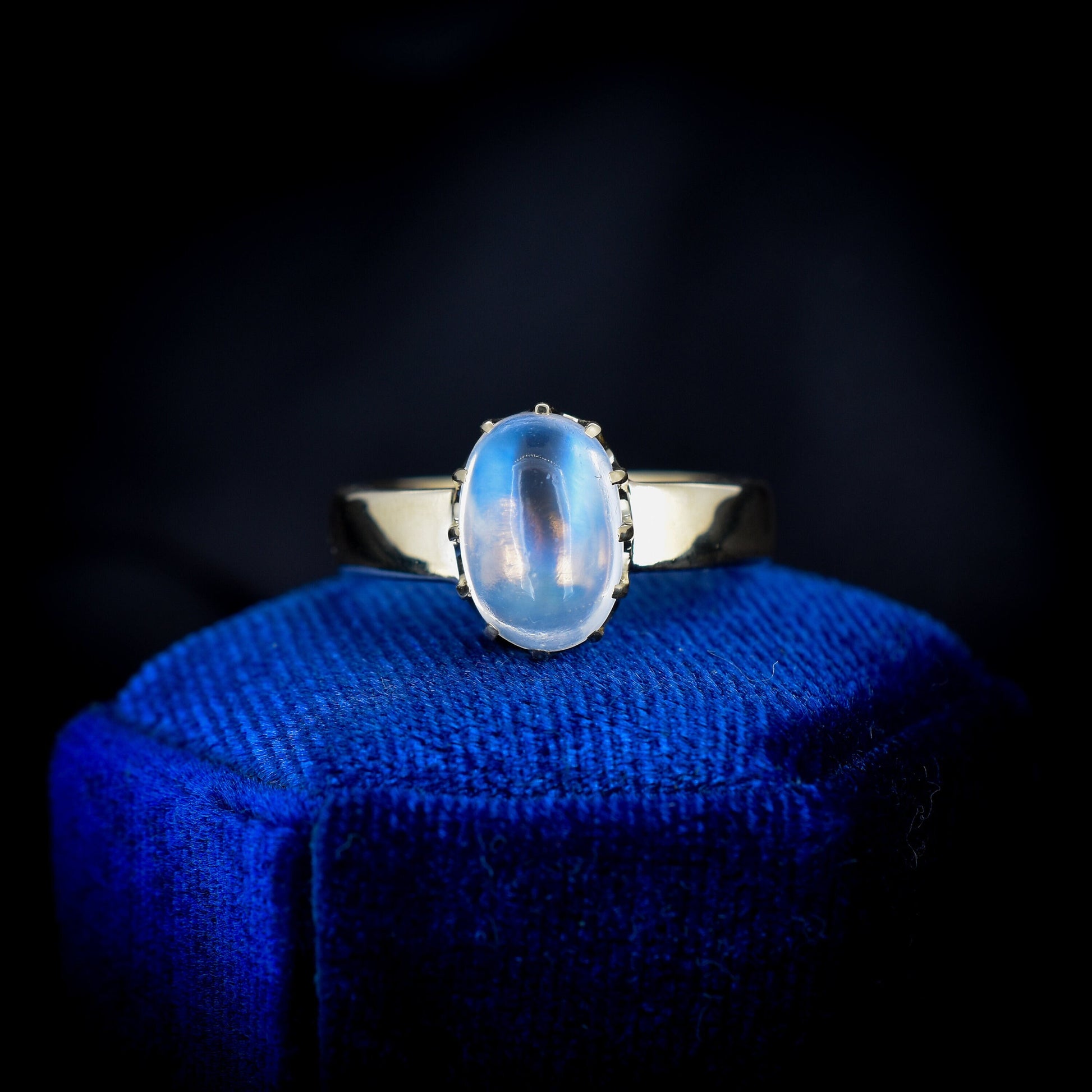 Vintage Cabochon Moonstone Oval Solitaire 18ct Yellow Gold Ring (8.4g)