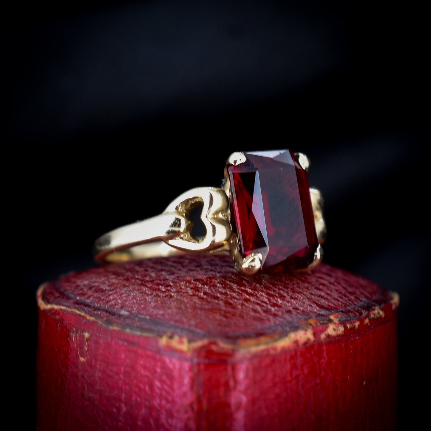Vintage Synthetic Ruby 10ct Yellow Gold Solitaire Ring