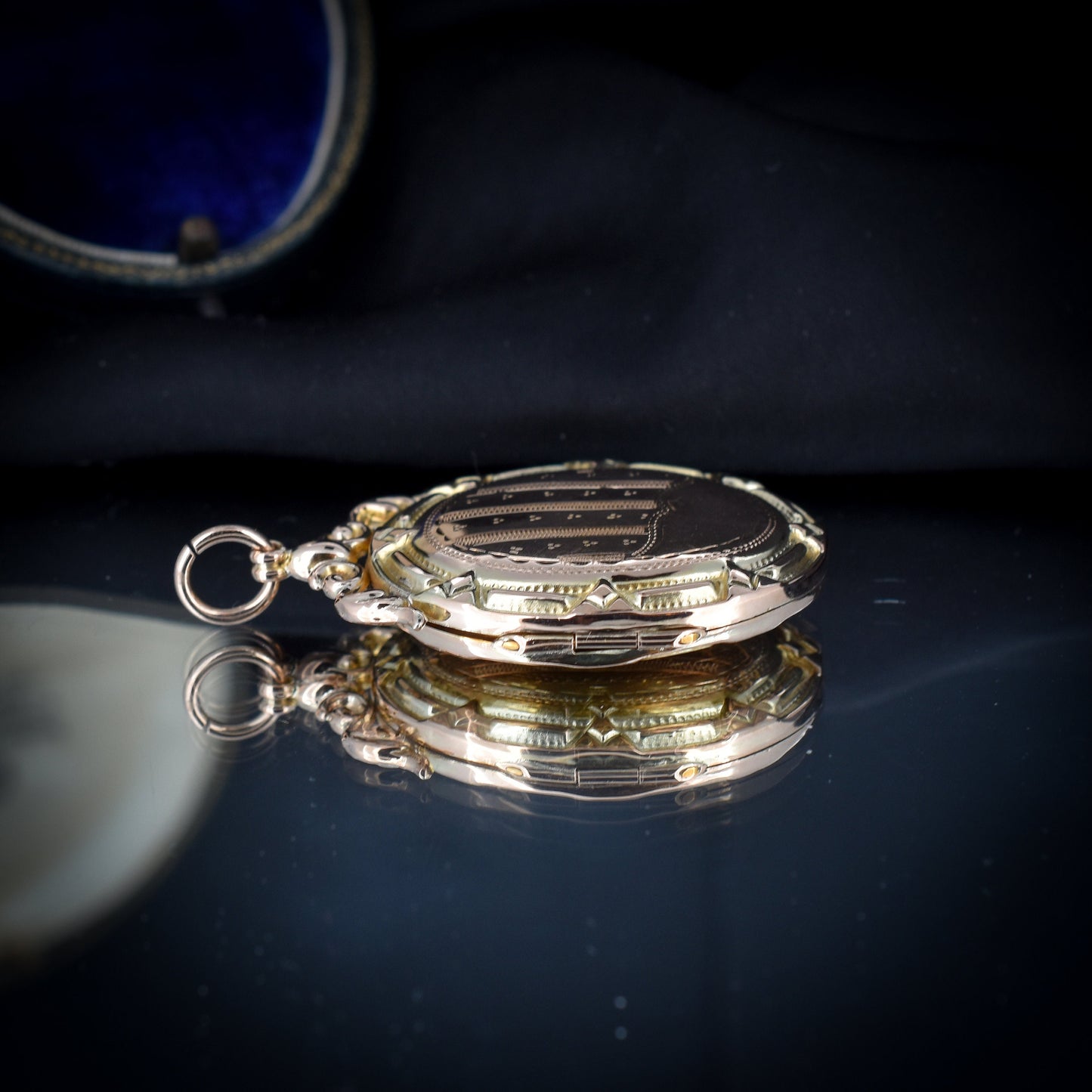 Antique Edwardian 9ct Gold Engraved Oval Fancy Locket